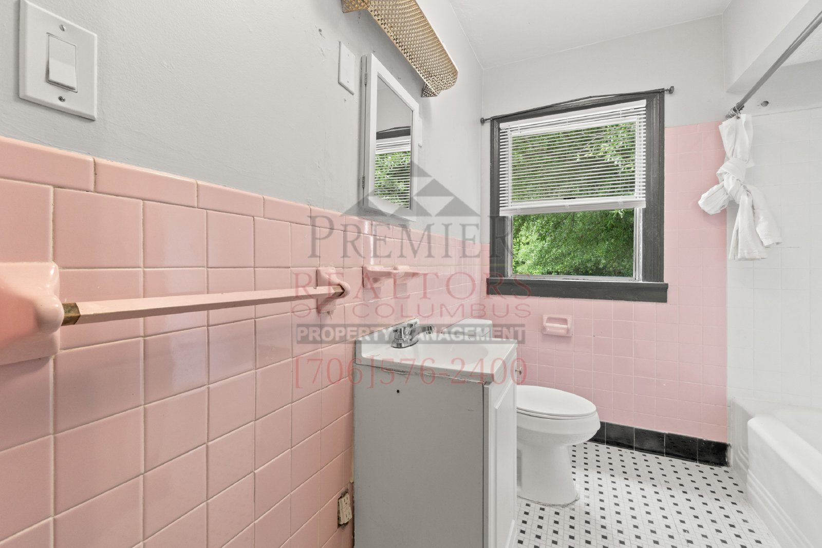 1527 11th Ave - 1 property image