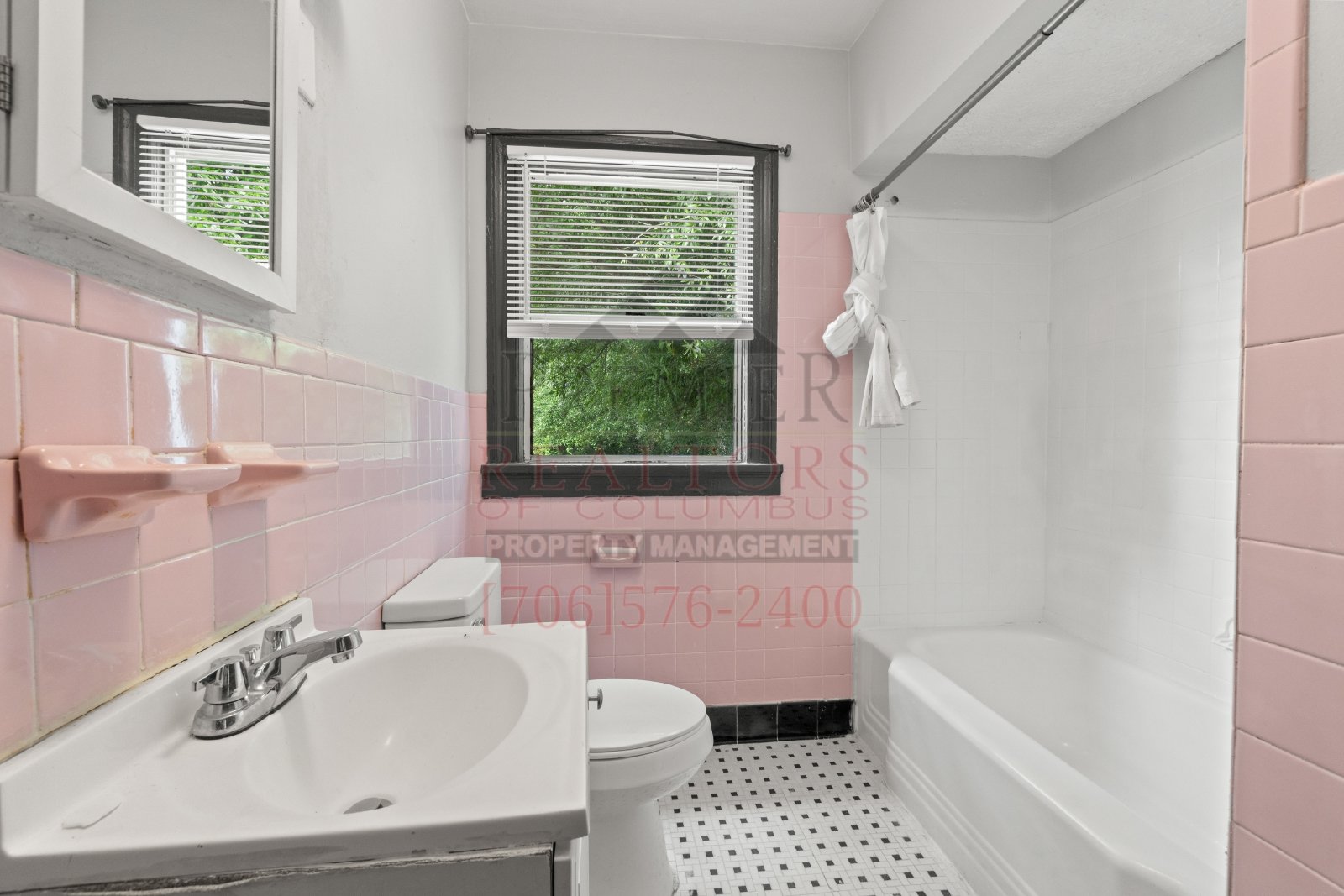 1527 11th Ave - 1 property image